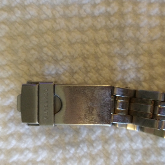 GUC Guess waterproof silver and gold chain link watch. - Picture 4 of 9